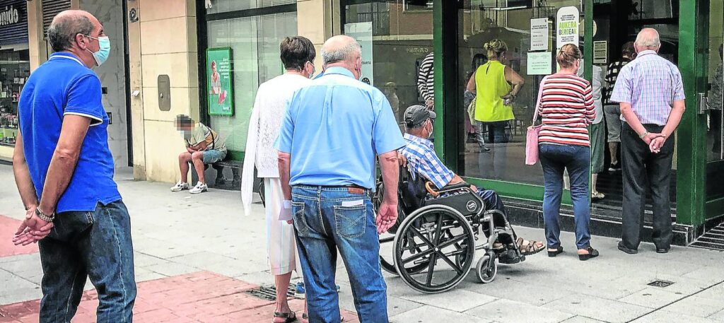 mayores_cola_banco_cierre_oficina