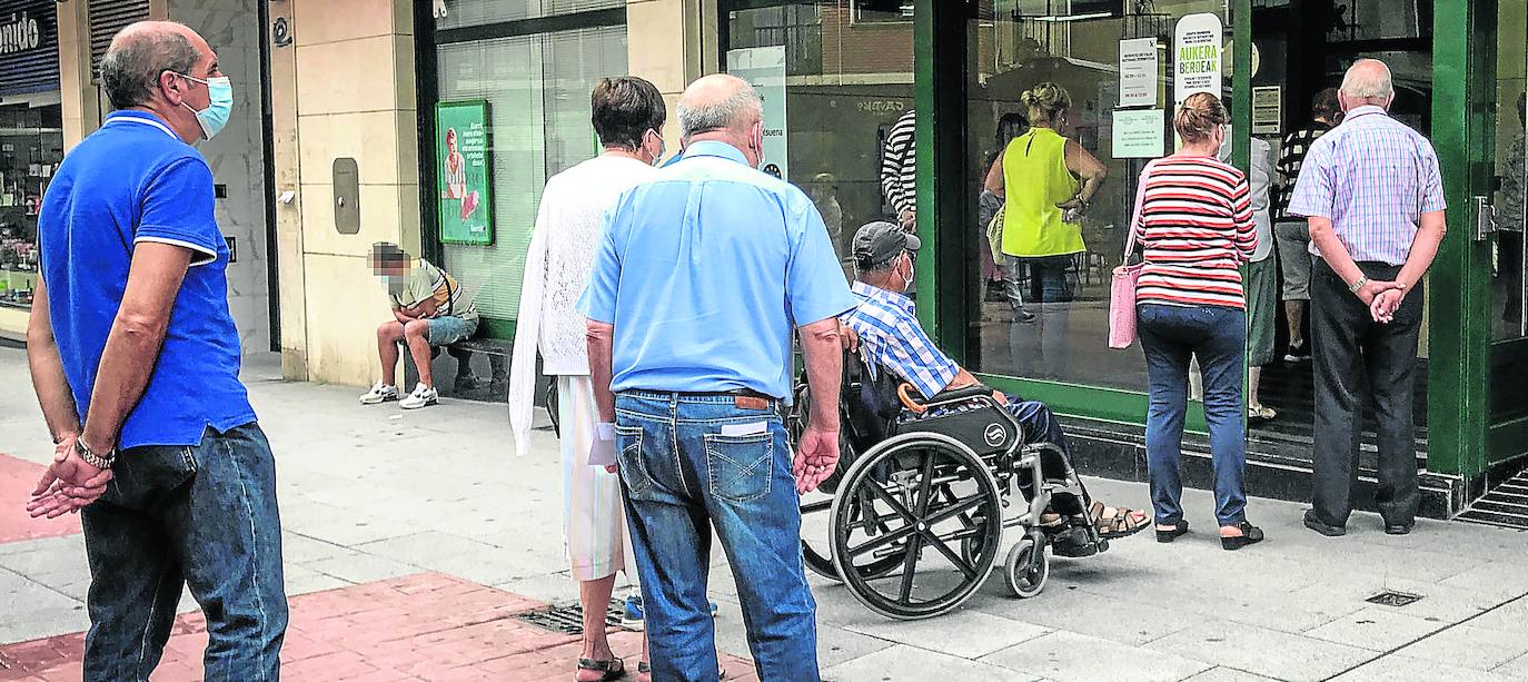 mayores_cola_banco_cierre_oficina